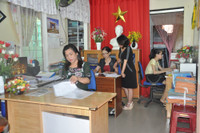 Trường học xuống cấp, nhân viên làm việc dưới gầm cầu thang ảnh 3