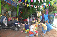 Trường học xuống cấp, nhân viên làm việc dưới gầm cầu thang ảnh 1