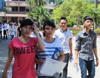 Thí sinh bất ngờ độ khó đề thi Vật lý ảnh 2 Thí sinh bất ngờ độ khó đề thi Vật lý ảnh 2