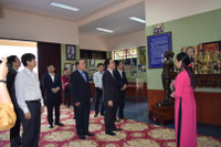 Bộ trưởng Phùng Xuân Nhạ thăm và dâng hương tại tượng đài liệt sĩ Võ Thị Sáu ảnh 3