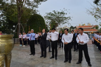 Bộ trưởng Phùng Xuân Nhạ thăm và dâng hương tại tượng đài liệt sĩ Võ Thị Sáu ảnh 1