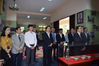 Bộ trưởng Phùng Xuân Nhạ thăm và dâng hương tại tượng đài liệt sĩ Võ Thị Sáu ảnh 4