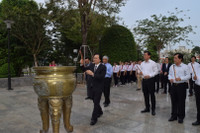 Bộ trưởng Phùng Xuân Nhạ thăm và dâng hương tại tượng đài liệt sĩ Võ Thị Sáu ảnh 2