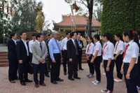 Bộ trưởng Phùng Xuân Nhạ thăm và dâng hương tại tượng đài liệt sĩ Võ Thị Sáu ảnh 5