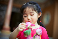 Ngắm “thiên thần 3 tuổi” diện áo dài hồng, đội nón lá đáng yêu ảnh 9