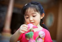 Ngắm “thiên thần 3 tuổi” diện áo dài hồng, đội nón lá đáng yêu ảnh 9
