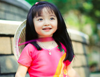 Ngắm “thiên thần 3 tuổi” diện áo dài hồng, đội nón lá đáng yêu ảnh 2