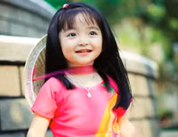 Ngắm “thiên thần 3 tuổi” diện áo dài hồng, đội nón lá đáng yêu ảnh 2