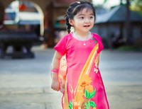 Ngắm “thiên thần 3 tuổi” diện áo dài hồng, đội nón lá đáng yêu ảnh 6