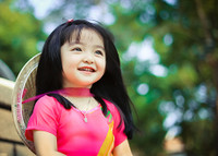 Ngắm “thiên thần 3 tuổi” diện áo dài hồng, đội nón lá đáng yêu ảnh 3