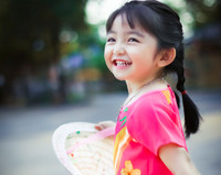 Ngắm “thiên thần 3 tuổi” diện áo dài hồng, đội nón lá đáng yêu ảnh 5