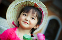 Ngắm “thiên thần 3 tuổi” diện áo dài hồng, đội nón lá đáng yêu ảnh 8