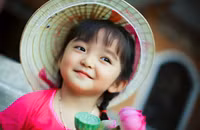 Ngắm “thiên thần 3 tuổi” diện áo dài hồng, đội nón lá đáng yêu ảnh 8