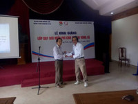 Thầy giáo trẻ mở lớp dạy bơi miễn phí cho trẻ vùng rốn lũ ảnh 1