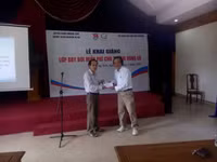 Thầy giáo trẻ mở lớp dạy bơi miễn phí cho trẻ vùng rốn lũ ảnh 1