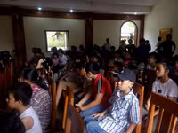 Thầy giáo trẻ mở lớp dạy bơi miễn phí cho trẻ vùng rốn lũ ảnh 2