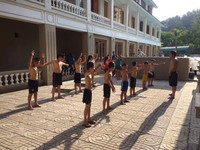 Thầy giáo trẻ mở lớp dạy bơi miễn phí cho trẻ vùng rốn lũ ảnh 3