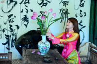 Nữ sinh Ngoại giao tươi tắn bên sen ảnh 1