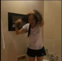 Angela Baby tiểu xảo né dội nước đá lên đầu ảnh 7