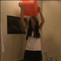 Angela Baby tiểu xảo né dội nước đá lên đầu ảnh 6