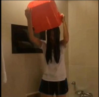 Angela Baby tiểu xảo né dội nước đá lên đầu ảnh 5