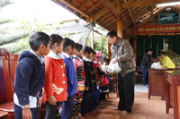 Thầy cô vùng cao nấu bánh chưng tặng học sinh đón Tết ảnh 6