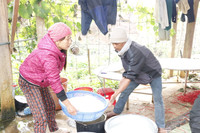 Thầy cô vùng cao nấu bánh chưng tặng học sinh đón Tết ảnh 1