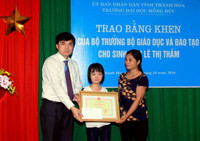 Trao tặng Bằng khen của Bộ trưởng cho nữ sinh đặc biệt ảnh 1 Trao tặng Bằng khen của Bộ trưởng cho nữ sinh đặc biệt ảnh 1