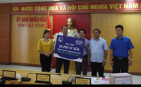 Phó Chủ tịch nước thăm, tặng quà các gia đình khó khăn bị thiệt hại sau bão số 10 ảnh 3 Phó Chủ tịch nước thăm, tặng quà các gia đình khó khăn bị thiệt hại sau bão số 10 ảnh 3