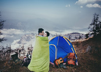 Cảm giác lạnh buốt, cùng nhau chia sẻ một cái chăn