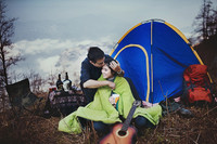 Đôi bạn trẻ cùng nhau ca hát, uống rượu bên nhau trên đỉnh núi ngàn mây