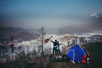 Những chùm mây trắng bồng bềnh quanh đỉnh núi