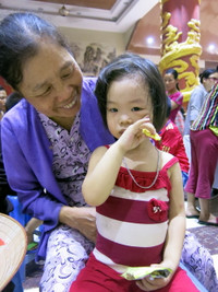 Khám bệnh miễn phí cho hơn 300 trẻ tại “làng ô nhiễm” Bắc Ninh ảnh 4