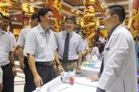 Khám bệnh miễn phí cho hơn 300 trẻ tại “làng ô nhiễm” Bắc Ninh ảnh 1