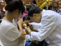 Khám bệnh miễn phí cho hơn 300 trẻ tại “làng ô nhiễm” Bắc Ninh ảnh 6