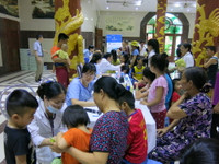 Khám bệnh miễn phí cho hơn 300 trẻ tại “làng ô nhiễm” Bắc Ninh ảnh 5