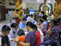 Khám bệnh miễn phí cho hơn 300 trẻ tại “làng ô nhiễm” Bắc Ninh ảnh 5