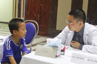 Khám bệnh miễn phí cho hơn 300 trẻ tại “làng ô nhiễm” Bắc Ninh ảnh 3