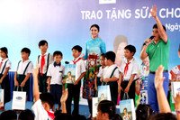 Quỹ sữa Vươn cao Việt Nam và Vinamilk tiếp tục trao tặng gần 130.000 ly sữa cho trẻ em tại Vĩnh Long ảnh 12 Quỹ sữa Vươn cao Việt Nam và Vinamilk tiếp tục trao tặng gần 130.000 ly sữa cho trẻ em tại Vĩnh Long ảnh 12