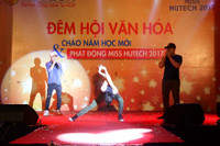 Đêm hội văn hóa đầy sôi động chào năm học mới của sinh viên HUTECH ảnh 5