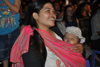 Mẹ ẵm con "trẩy" hội nghệ thuật dân gian Tây Nguyên ảnh 1