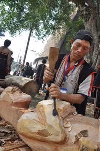 Nghệ nhân Tây Nguyên tranh tài tạc tượng và nhạc cụ dân tộc ảnh 7