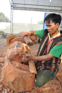 Nghệ nhân Tây Nguyên tranh tài tạc tượng và nhạc cụ dân tộc ảnh 1