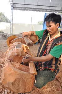 Nghệ nhân Tây Nguyên tranh tài tạc tượng và nhạc cụ dân tộc ảnh 1