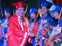 Trao bằng tốt nghiệp cho 1.374 sinh viên Trường ĐHSP Huế ảnh 5