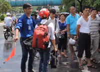 Đậm, nhạt màu áo xanh tình nguyện theo mưa, nắng ảnh 1 Đậm, nhạt màu áo xanh tình nguyện theo mưa, nắng ảnh 1