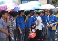 Đậm, nhạt màu áo xanh tình nguyện theo mưa, nắng ảnh 5 Đậm, nhạt màu áo xanh tình nguyện theo mưa, nắng ảnh 5