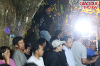 Hỗn loạn chen lấn, trèo tường bao vào thắp nhang, dâng lễ đền Trần ảnh 8