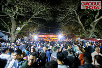 Hỗn loạn chen lấn, trèo tường bao vào thắp nhang, dâng lễ đền Trần ảnh 3