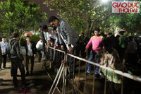 Hỗn loạn chen lấn, trèo tường bao vào thắp nhang, dâng lễ đền Trần ảnh 1